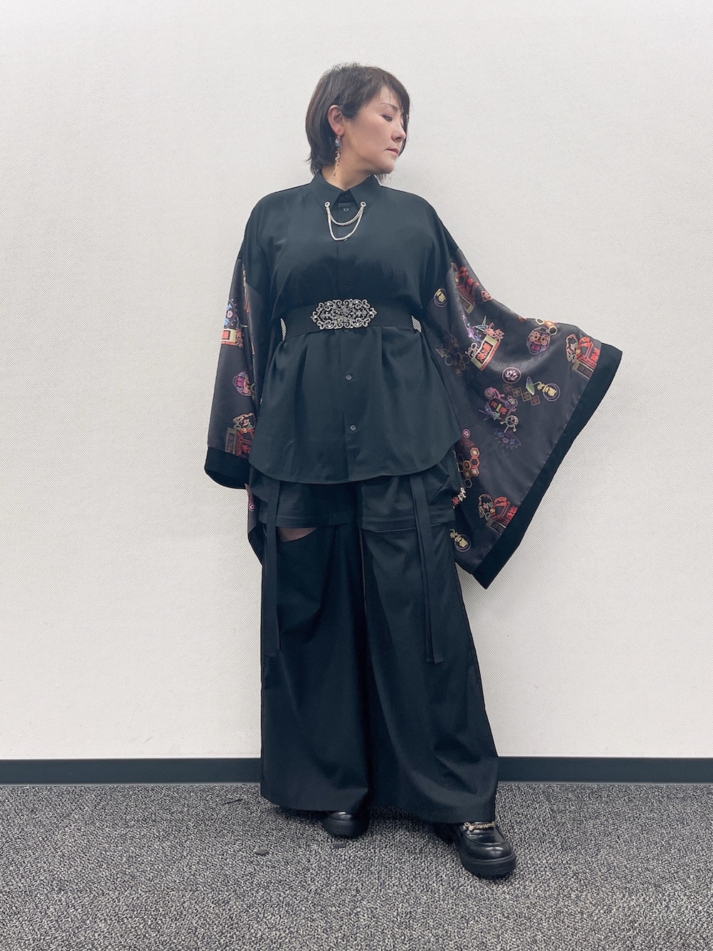 「和洋折衷、和洋ミックス、和洋折衷コーデ、黒、黒コーデ、サイバーパンク、着物袖、axes femme、REZEN、ブラックコーデ、おしゃれさんと繋がりたい、パンツスタイル、いいね、save、フォローお願いします🤑」｜「axes femmeのローズモチーフ太幅ゴムベルト（ベルト、シルバー系）」を使った、ジョーさん（レディース・161cm）の夏コーディネートの3枚目の写真