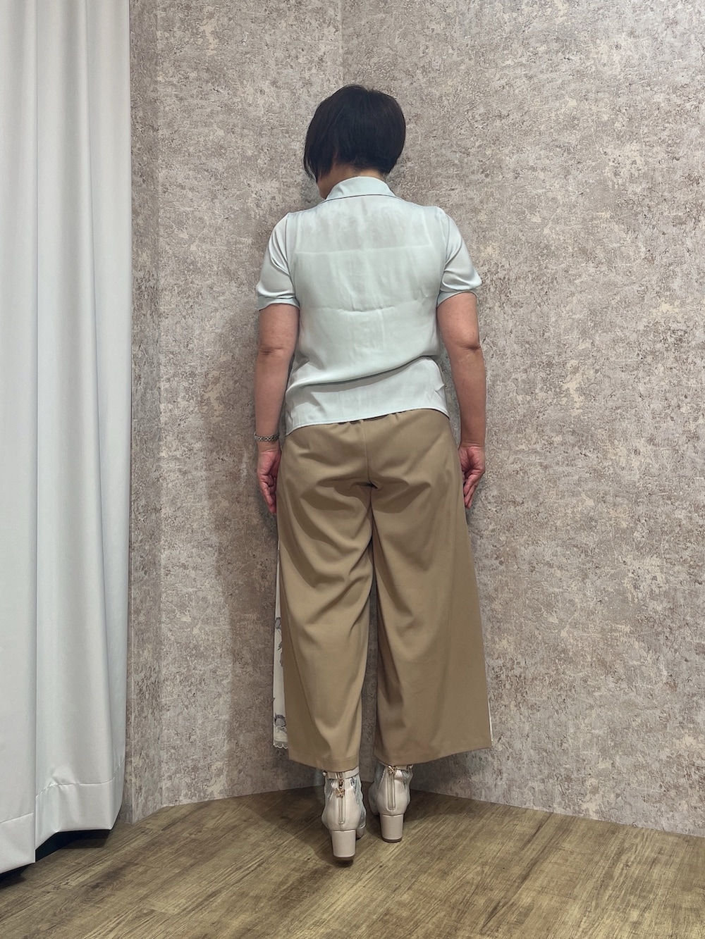「ワイドパンツ、パール付きトップス、パール付き、キレイめカジュアル、きれいめカジュアル、axes femme、夏ファッション、オトナ女子、パンツコーデ、キレイめコーデ、おしゃれさんと繋がりたい」｜「axes femmeのオープントゥレースブーツ（ブーツ、ベージュ系）」を使った、ジョーさん（レディース・161cm）の夏コーディネートの5枚目の写真