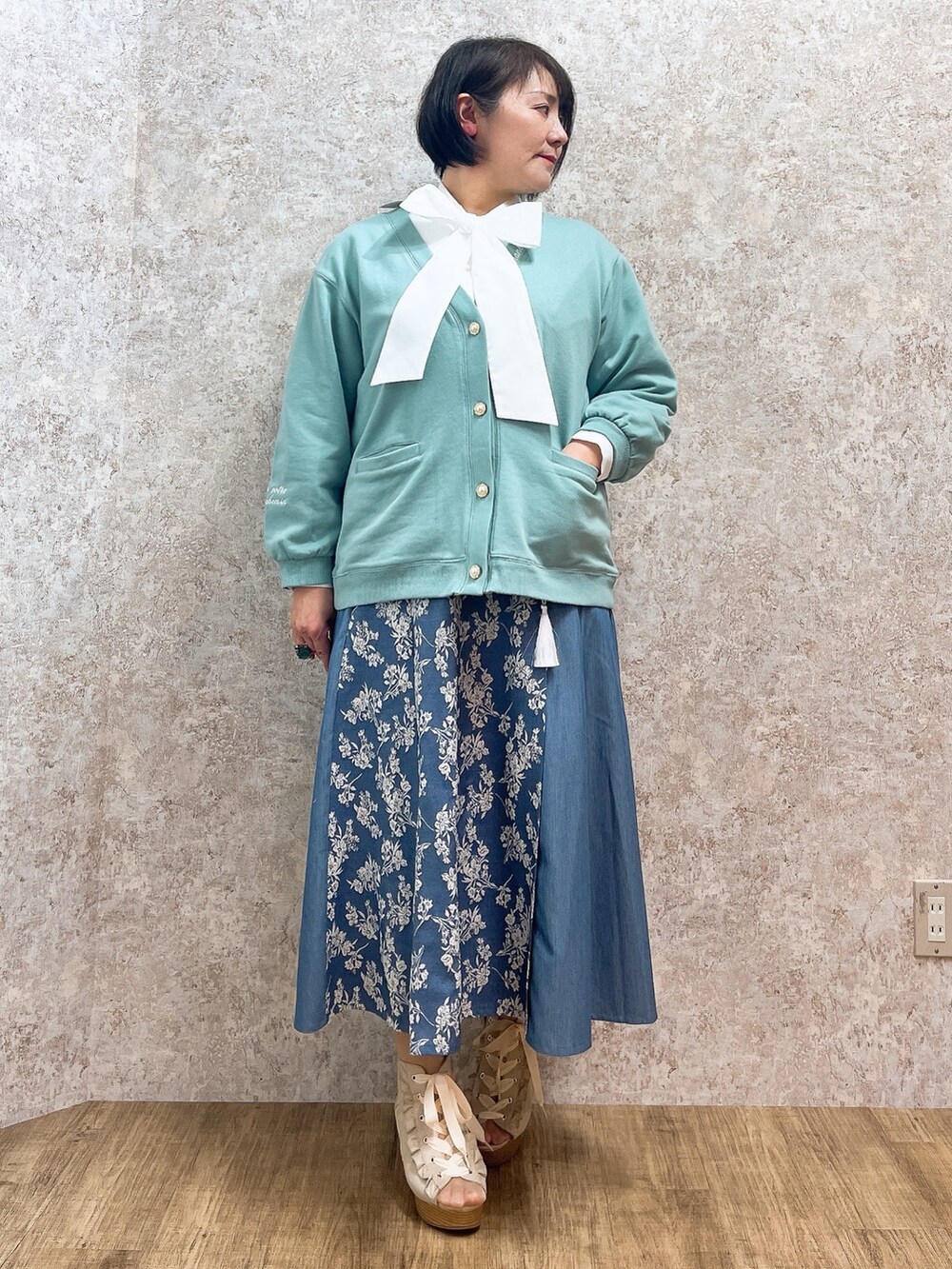 「大人カジュアル、最近のいい感じコーデ、リボン、デニム、axes femme、大人女子、スカートコーデ、カジュアルコーデ、春、スカート、ママファッション」｜「axes femmeのロゴ刺繍裏毛ロングカーディガン（カーディガン/ボレロ、グリーン系）」を使った、ジョーさん（レディース・161cm）の春コーディネートの2枚目の写真