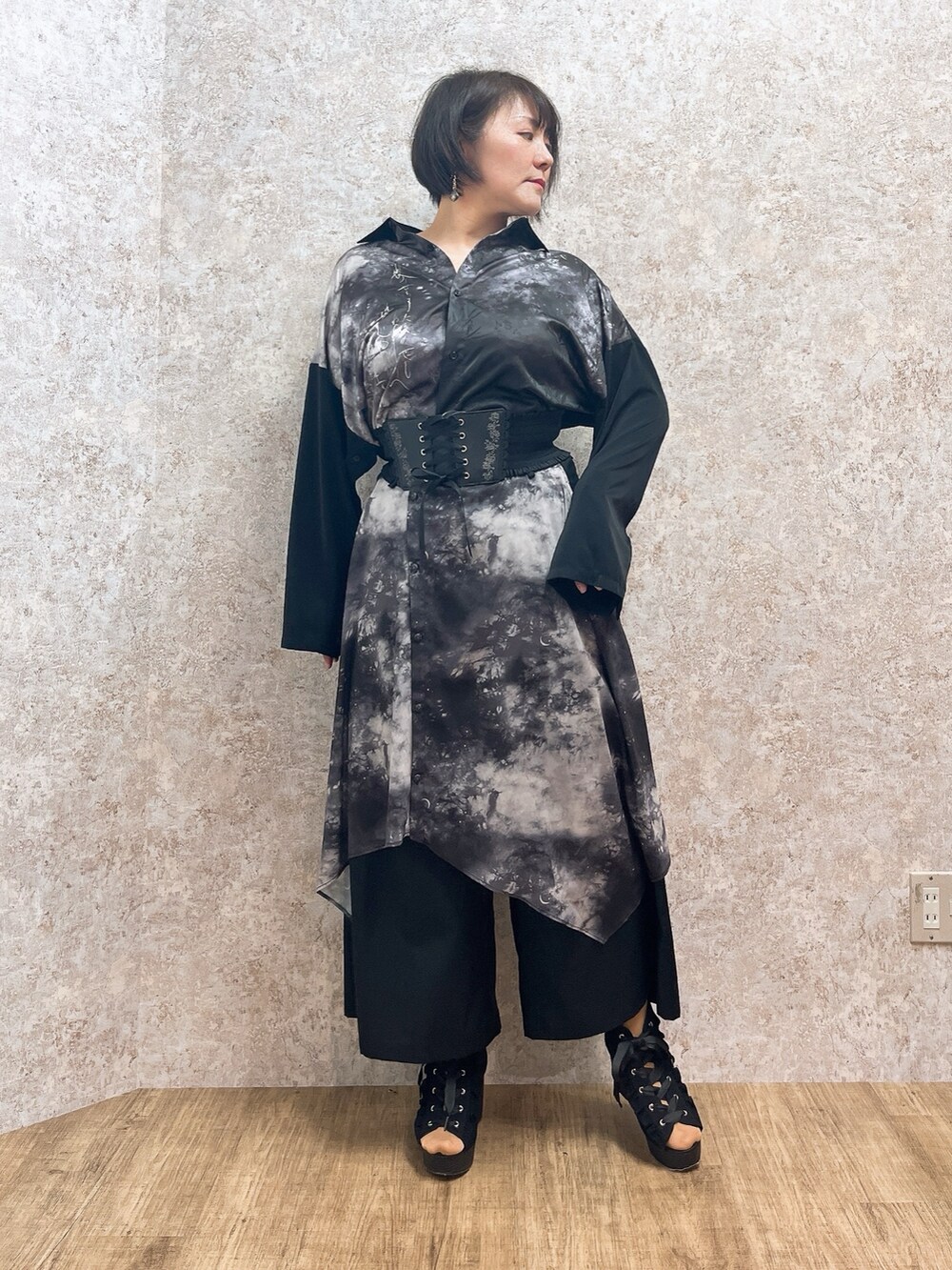 「axes femme、AXES-X、REZEN、パンツスタイル、おしゃれさんと繋がりたい、シャツコーデ、和洋折衷、モード」｜「REZENの三世の契レイヤード袴パンツ（その他パンツ、グレー系）」を使った、ジョーさん（レディース・161cm）の春コーディネートの2枚目の写真