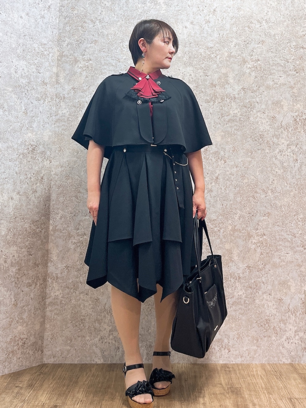「axes femme、モード、ジャボブラウス、イレヘムスカート、スカートスタイル、カッコイイ女子、40代コーデ、40代女性」｜「axes femmeのＦＡＶミニローズリング（リング、レッド系）」を使った、ジョーさん（レディース・161cm）の春コーディネートの2枚目の写真