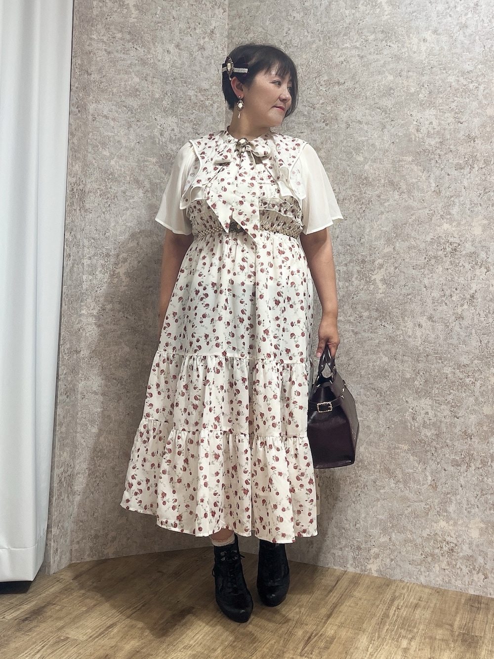 「小花柄、小花柄ワンピース、小花柄ブラウス、axes femme、大人フェミニン、ワンピースコーデ、ワンピーススタイル、きれいめコーディネート」｜「axes femmeの吸水速乾チュールレースタンク（タンクトップ、ホワイト系）」を使った、ジョーさん（レディース・161cm）の夏コーディネートの2枚目の写真