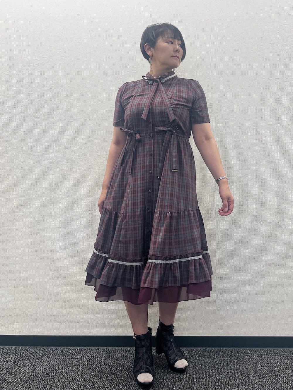 「チェック、チェック柄に恋してる、ワンピース、夏ルックで気分アップ、axes femme、夏コーデ、お出かけコーデ、レディースファッション、夏服コーデ、夏、フェミニンコーデ」｜「axes femmeのオープントゥレースブーツ（ブーツ、ブラック系）」を使った、ジョーさん（レディース・161cm）の夏コーディネートの2枚目の写真