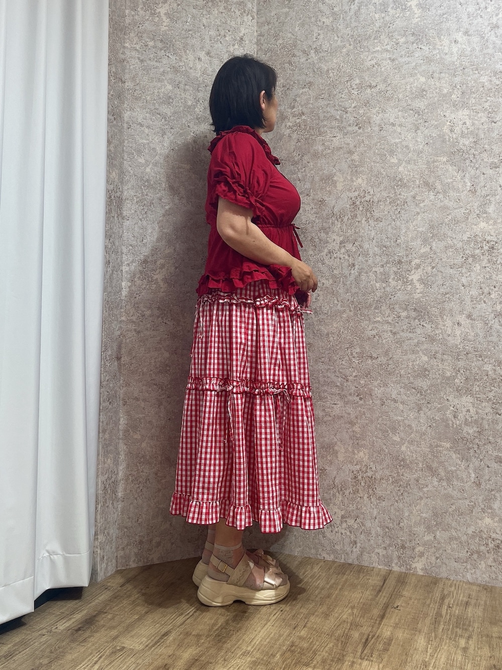 「赤、フリル、axes femme POETIQUE、Chalmiere、大人かわいい」｜「Chalmiereのクラシックコットンブラウス（シャツ/ブラウス、レッド系）」を使った、ジョーさん（レディース・161cm）の夏コーディネートの4枚目の写真