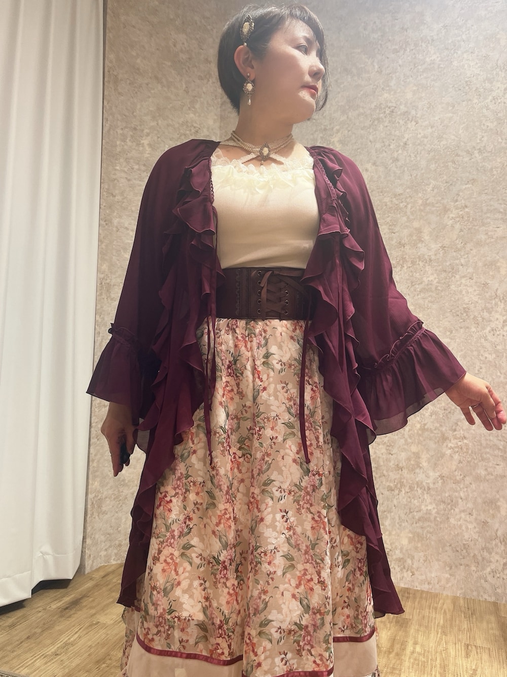 「エレガント、秋、秋コーデ、秋服準備はじめました、ワインカラー、ワイン色、ノースリーブ、axes femme、秋のコーデ、きれいめコーディネート」｜「axes femmeのフラワープリントＳＫ（スカート、ベージュ系）」を使った、ジョーさん（レディース・161cm）の夏コーディネートの5枚目の写真