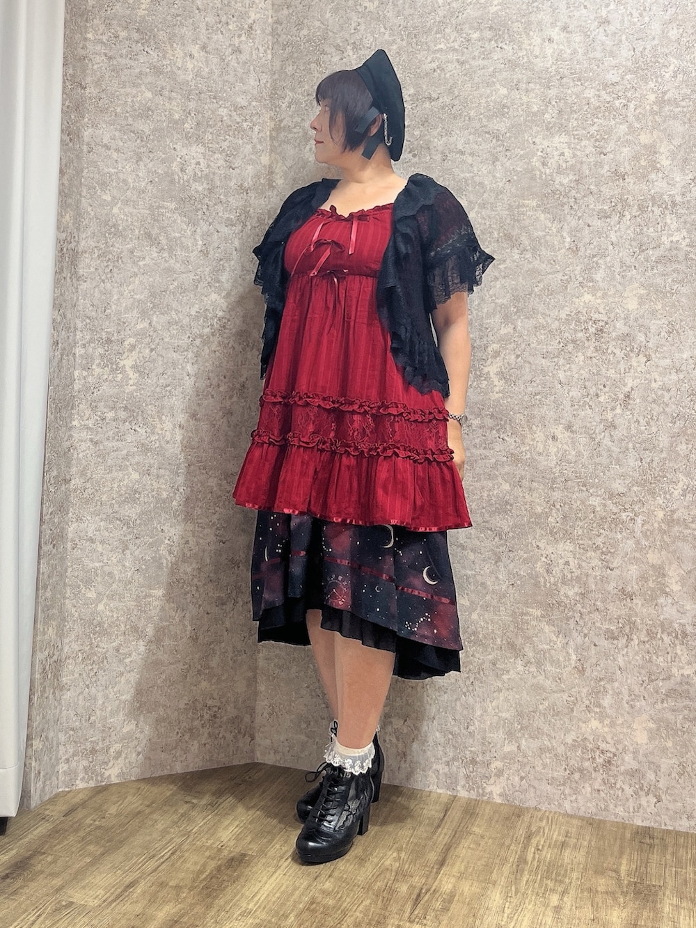 「赤×黒、チュニック、チュニックワンピ、チュニックコーデ、フェミニン、フェスコーデ、axes femme、夏コーデ、おしゃれさんと繋がりたい」｜「axes femmeのチュールレースアップブーツ（ブーツ、ブラック系）」を使った、ジョーさん（レディース・161cm）の夏コーディネートの3枚目の写真