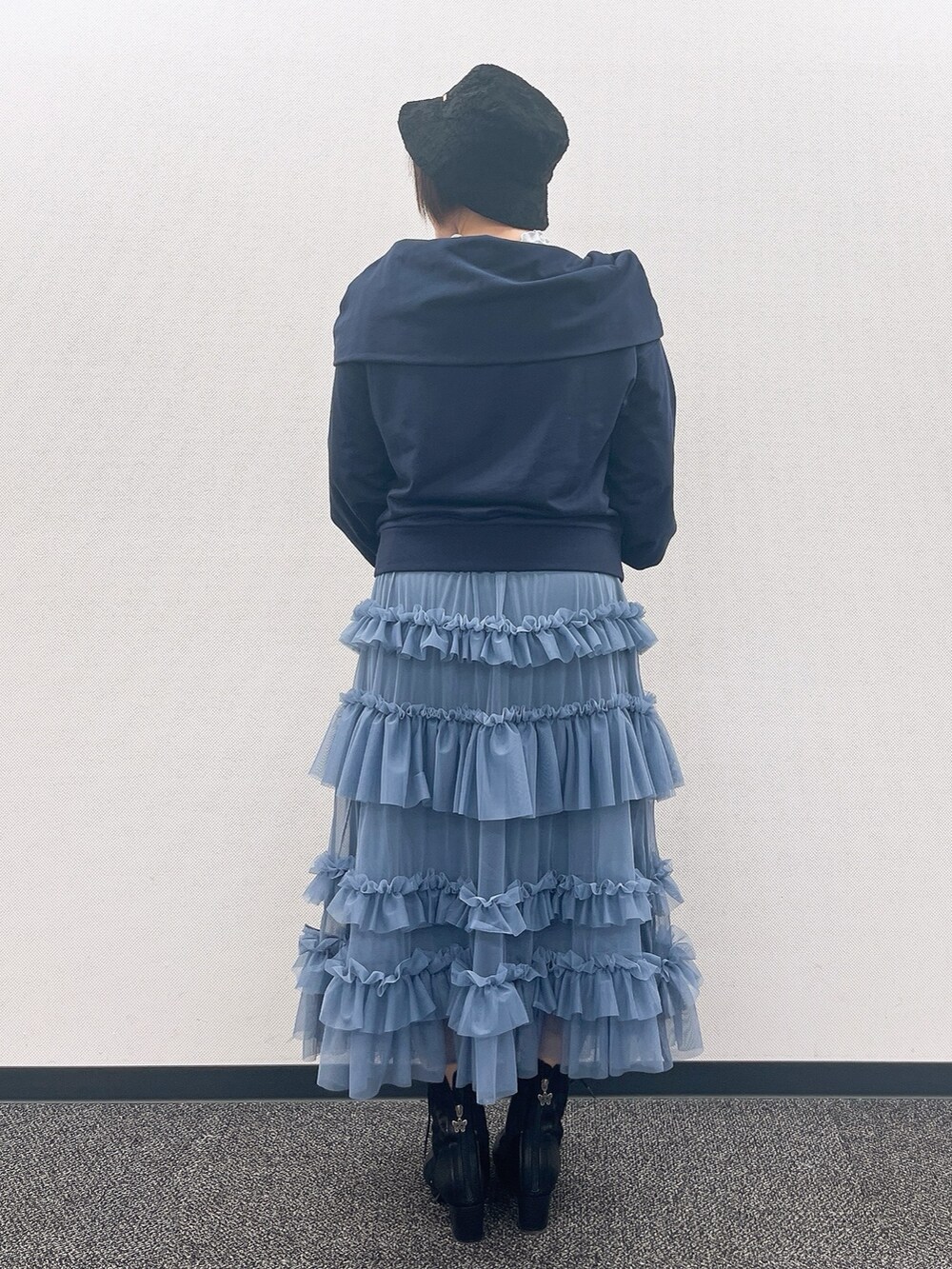 「axes femme、春、休日スタイル、大人女子、お出かけコーデ、ゆったり、ゆったりシルエット、ふんわりスカート、ふんわりフェミニン、リボン」|「axes femmeのレース切替編み上げブーツ(ブーツ、ブラック系)」を使った、ジョーさん(レディース・161cm)の冬コーディネートの5枚目の写真