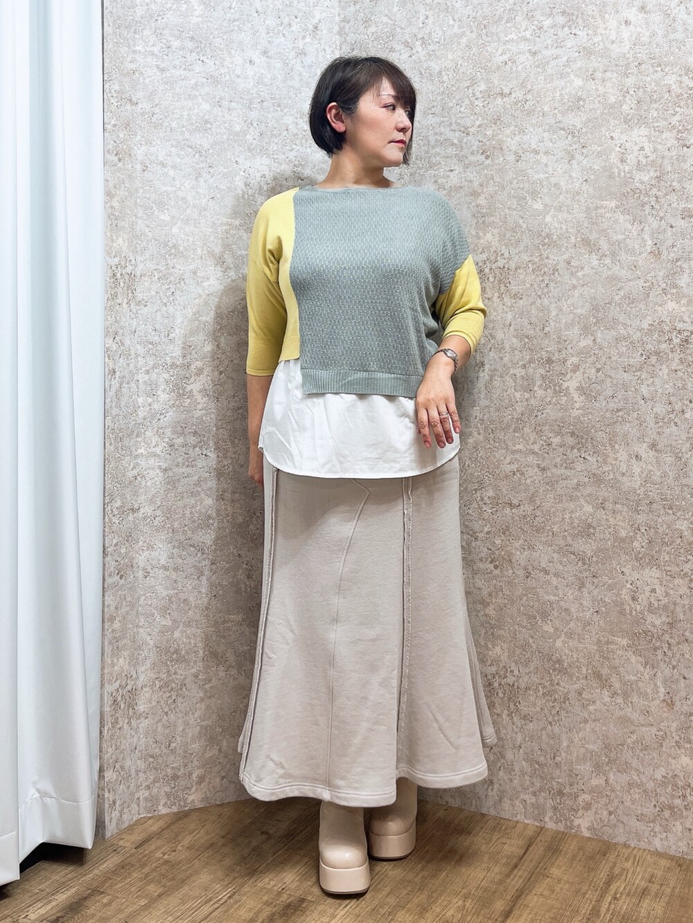 「春色、axes femme、シンプルスタイル、大人カジュアルコーデ、お出かけコーデ、春先取り、春服みてみて、ママファッション、40代ファッション」｜「axes femmeの薔薇エンボス厚底ブーツ（ブーツ、ホワイト系）」を使った、ジョーさん（レディース・161cm）の春コーディネートの7枚目の写真
