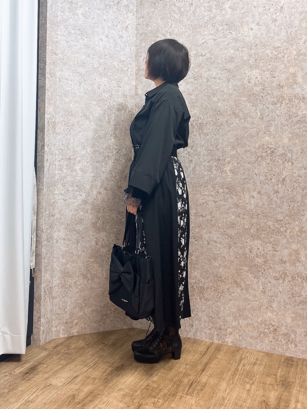 「シャツスタイル、axes femme、大人コーデ、オトナ女子、40代ファッション、ブラック、モノトーン」|「axes femmeのレディローズネックレス(ネックレス、シルバー系)」を使った、ジョーさん(レディース・161cm)の春コーディネートの5枚目の写真