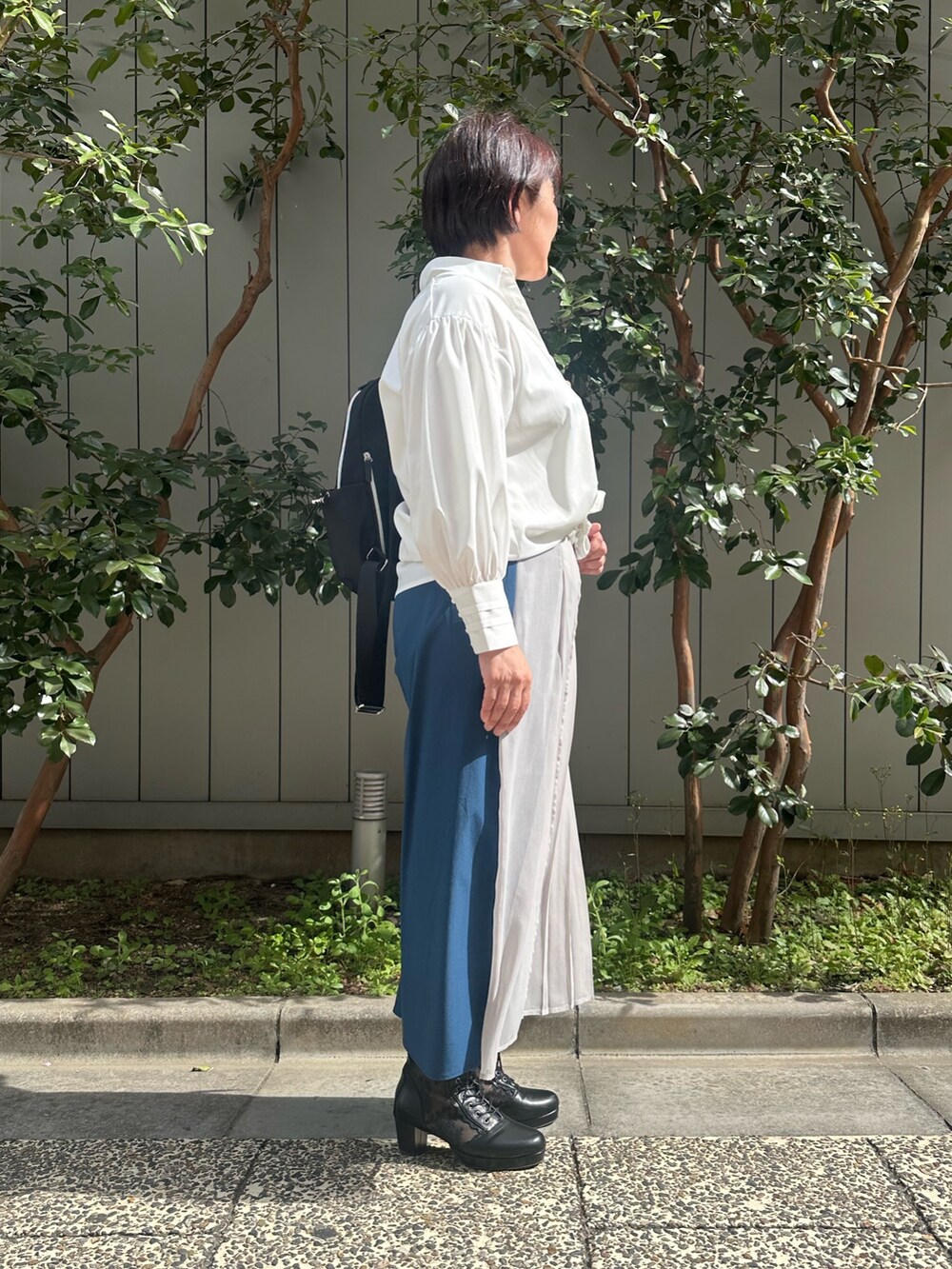「きれいめカジュアル、学校行事、春色、axes femme、キレイめカジュアル、オトナカジュアル、オフィスカジュアル、パンツコーデ、ゆるシルエット」｜「axes femmeの袖デザインとろみロングブラウス（シャツ/ブラウス、ホワイト系）」を使った、ジョーさん（レディース・161cm）の春コーディネートの4枚目の写真