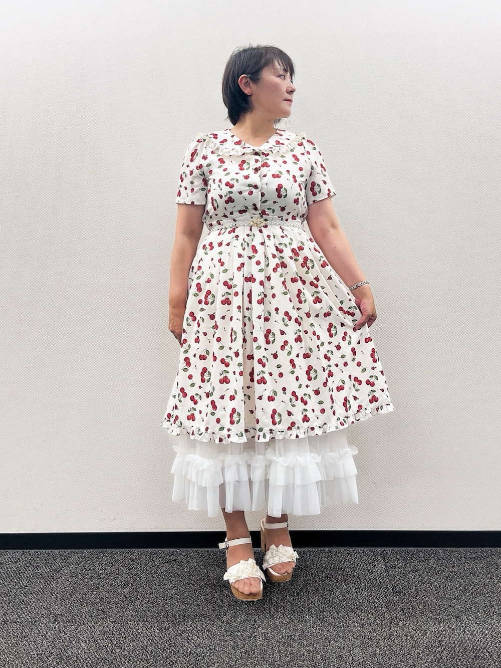「フリル、お出かけコーデ、ワンピース、休日スタイル、夏コーデ、axes femme、おでかけコーデ、大人可愛い、おしゃれさんと繋がりたい、レース、いいね、save、フォローお願いします🤑、さくらんぼ、さくらんぼ柄」｜「axes femmeのチェリーローズ柄セーラーワンピース（ワンピース、ホワイト系）」を使った、ジョーさん（レディース・161cm）の夏コーディネートの2枚目の写真