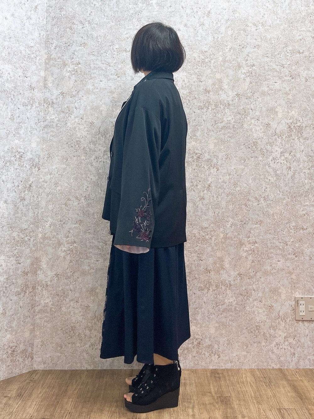 「お出かけコーデ、axes femme、AXES-X、オトナ女子、大人ファッション、お洒落さんとつながりたい、モード、オリエンタル、刺繍」｜「AXES-Xの襟切替ローズ刺繍ジャケット（テーラードジャケット、グレー系）」を使った、ジョーさん（レディース・161cm）の春コーディネートの4枚目の写真