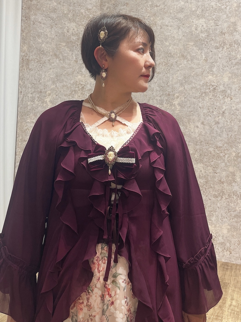 「エレガント、秋、秋コーデ、秋服準備はじめました、ワインカラー、ワイン色、ノースリーブ、axes femme、秋のコーデ、きれいめコーディネート」｜「axes femmeのフラワープリントＳＫ（スカート、ベージュ系）」を使った、ジョーさん（レディース・161cm）の夏コーディネートの3枚目の写真