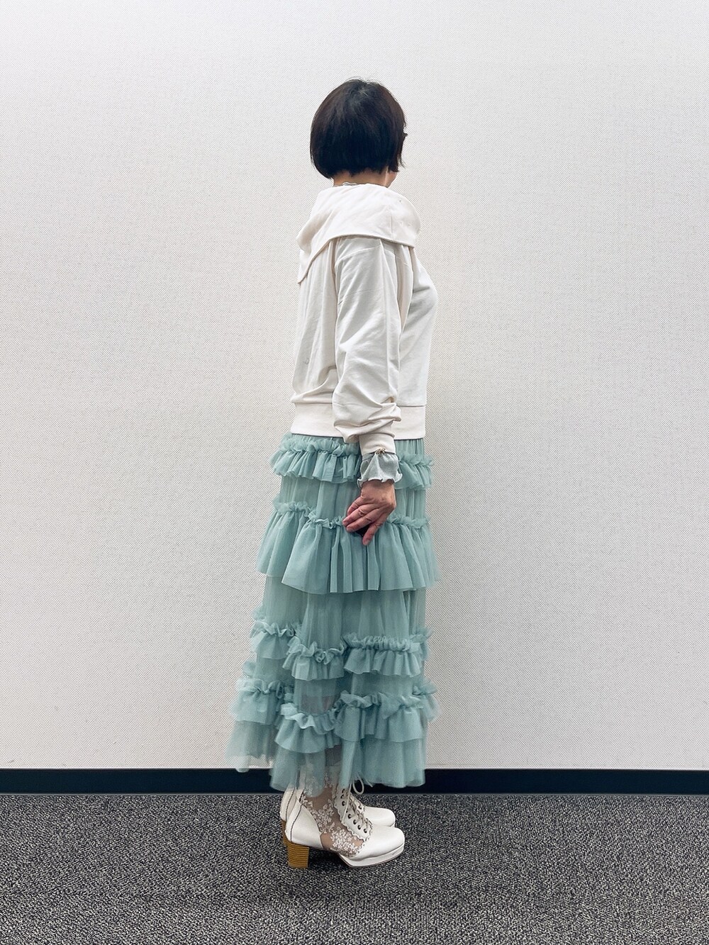 「春色、axes femme、春服、オトナ女子、おしゃれさんと繋がりたい、初春コーデ、大人かわいい、ゆるコーデ、スカートスタイル、春アウター、40代ファッション」|「axes femmeのランダムパールリボンプルオーバー(Tシャツ/カットソー、ホワイト系)」を使った、ジョーさん(レディース・161cm)の冬コーディネートの7枚目の写真