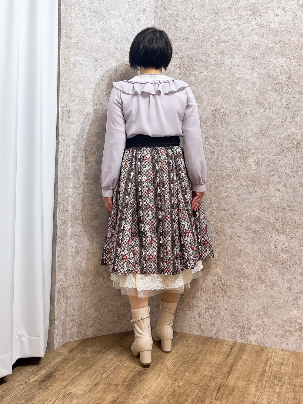 「axes femme、春服コーデ、ブラウス、春、レディースファッション、春カラー」｜「axes femmeのジャボブローチ付きフリルブラウス（シャツ/ブラウス、ピンク系）」を使った、ジョーさん（レディース・161cm）の冬コーディネートの5枚目の写真