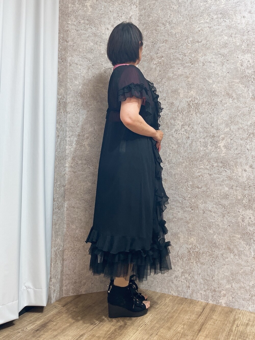 「薔薇刺繍、薔薇、レイヤードスタイル、夏コーデ、axes femme、夏服、オトナ女子、ブラック、レイヤード」｜「axes femmeのレースアップブーサン（サンダル、ブラック系）」を使った、ジョーさん（レディース・161cm）の夏コーディネートの4枚目の写真