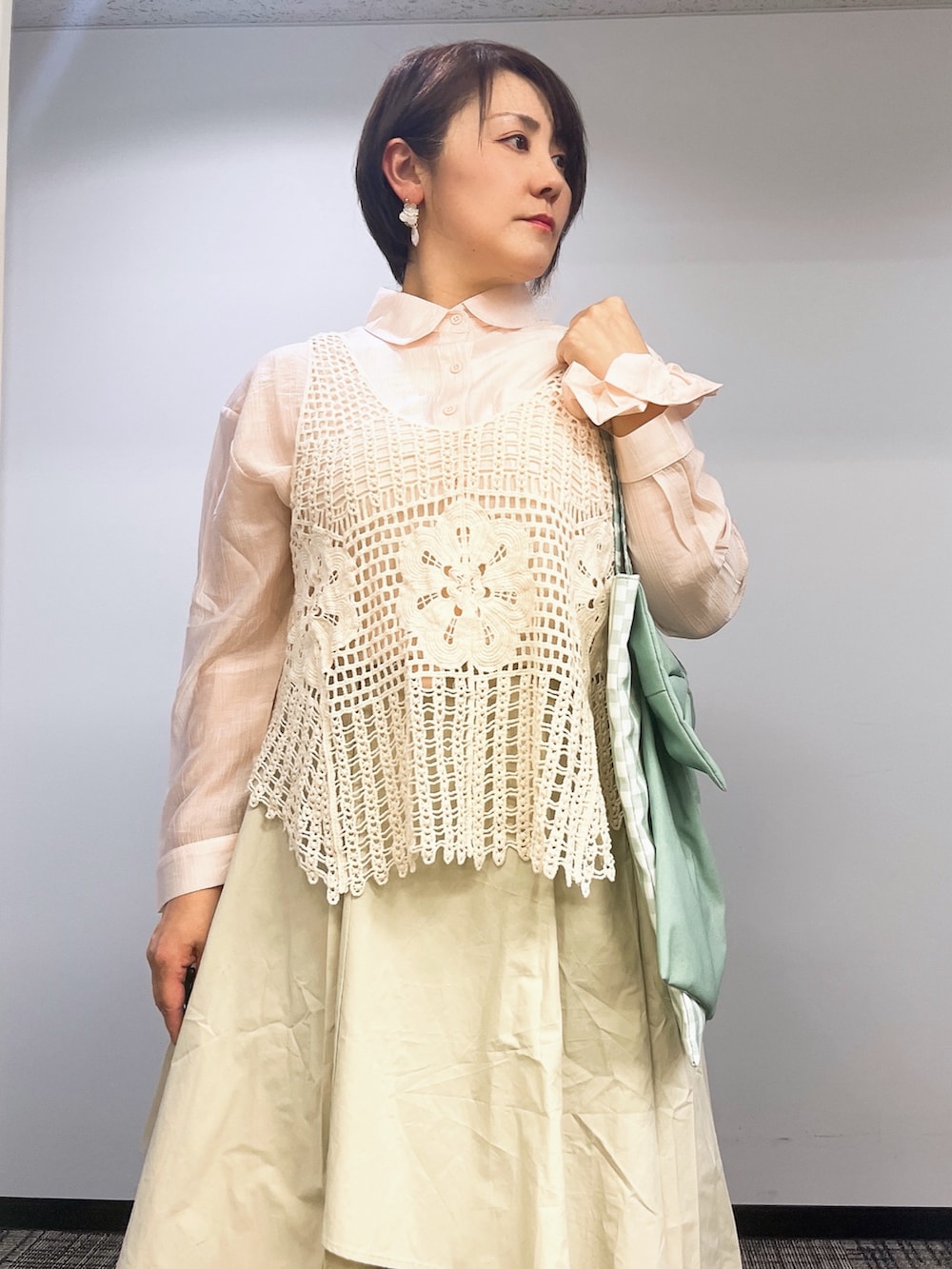 「最近のいい感じコーデ、大人カジュアル、淡色コーデ、きれいめカジュアル、シアートップス、お出かけコーデ、axes femme、ショルダーバッグ、キレイめカジュアル、春夏コーデ、カジュアルスタイル、40代ファッション」｜「axes femmeの透かし網みベスト（ベスト、ホワイト系）」を使った、ジョーさん（レディース・161cm）の春コーディネートの3枚目の写真