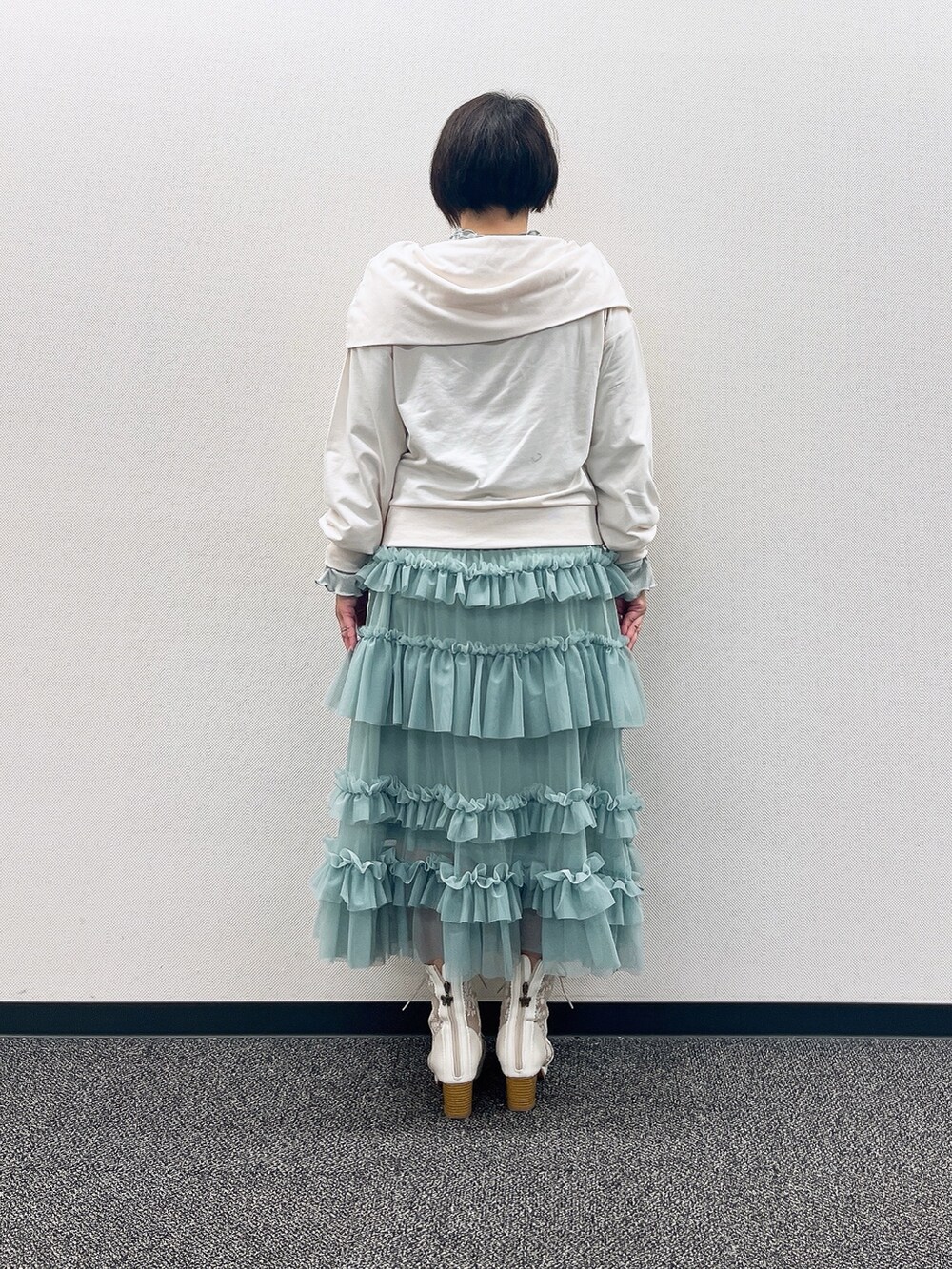 「春色、axes femme、春服、オトナ女子、おしゃれさんと繋がりたい、初春コーデ、大人かわいい、ゆるコーデ、スカートスタイル、春アウター、40代ファッション」|「axes femmeのランダムパールリボンプルオーバー(Tシャツ/カットソー、ホワイト系)」を使った、ジョーさん(レディース・161cm)の冬コーディネートの8枚目の写真
