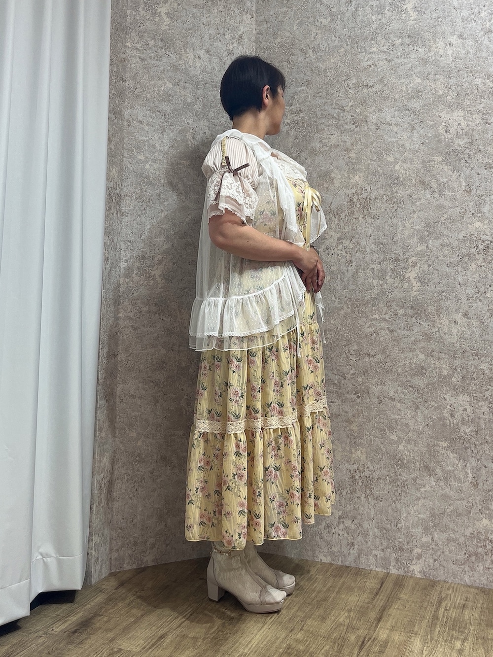 「夏ルックで気分アップ、夏コーデ、お出かけコーデ、axes femme、おでかけコーデ、オトナ女子、フェミニン、フェミニンワンピース、ビスチェ、ビスチェコーデ、レース」｜「axes femmeのオープントゥレースブーツ（ブーツ、ベージュ系）」を使った、ジョーさん（レディース・161cm）の夏コーディネートの4枚目の写真