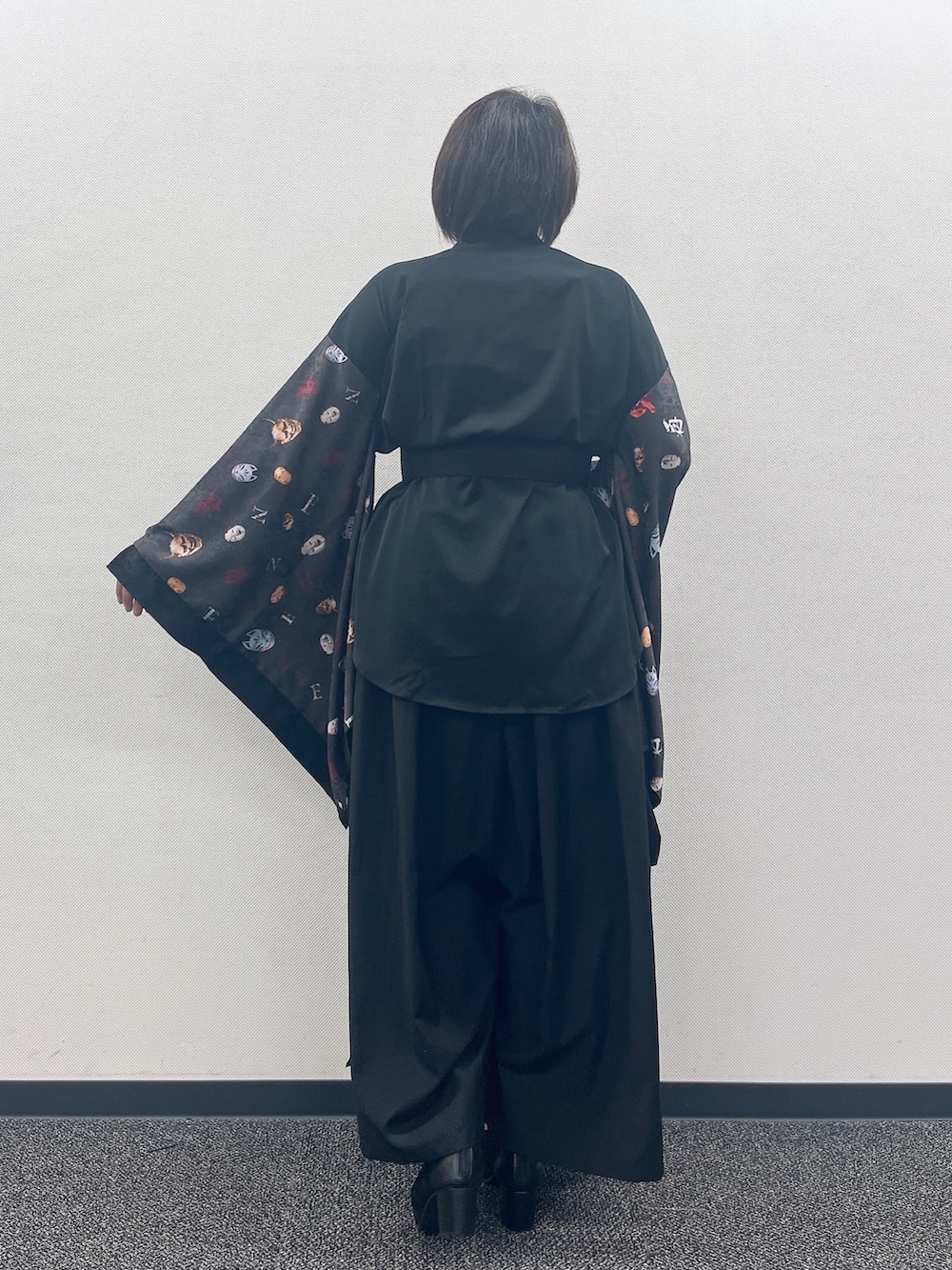 「お面、ブラックコーデ、お出かけコーデ、axes femme、REZEN、おでかけコーデ、おしゃれさんと繋がりたい、ブラック、パンツスタイル、和洋折衷、和洋折衷コーデ」｜「axes femmeのオープントゥレースブーツ（ブーツ、ブラック系）」を使った、ジョーさん（レディース・161cm）の夏コーディネートの6枚目の写真