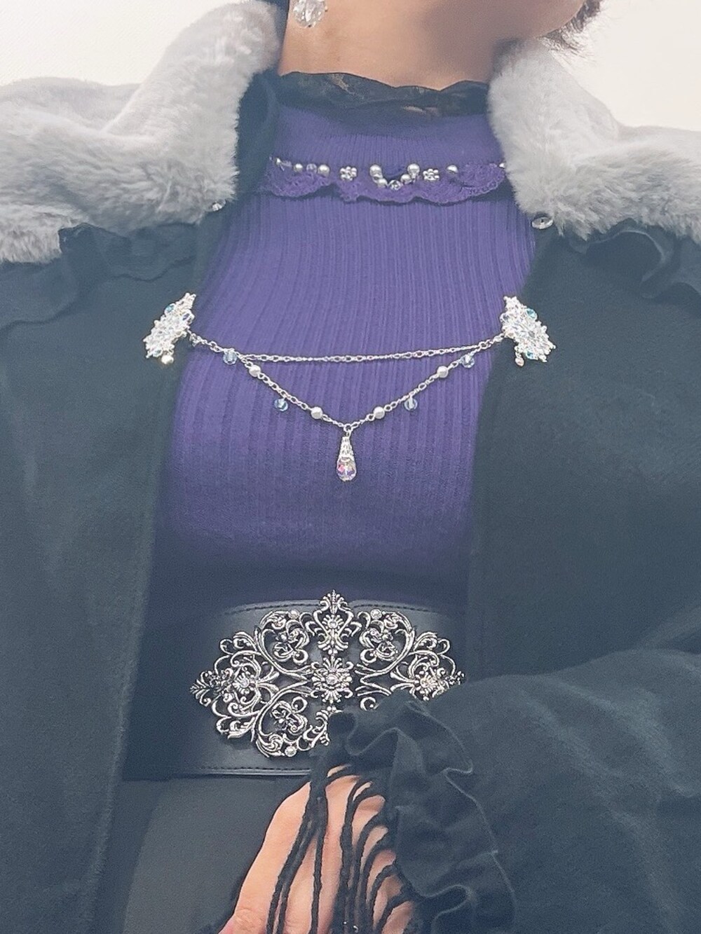 レッド系のニット/セーター、ブラック系のTシャツ/カットソー、ブラック系のその他パンツを着用したレディースの秋コーディネートの3枚目の写真