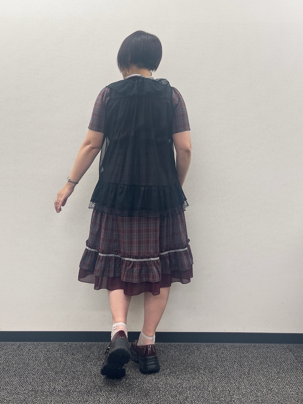 「ワンピース、ワンピーススタイル、ビスチェ、フェミニン、夏ルックで気分アップ、axes femme、お出かけコーデ、オトナ女子、夏コーデ」｜「axes femmeのリボン×チェック柄ワンピース（ワンピース、レッド系）」を使った、ジョーさん（レディース・161cm）の夏コーディネートの4枚目の写真