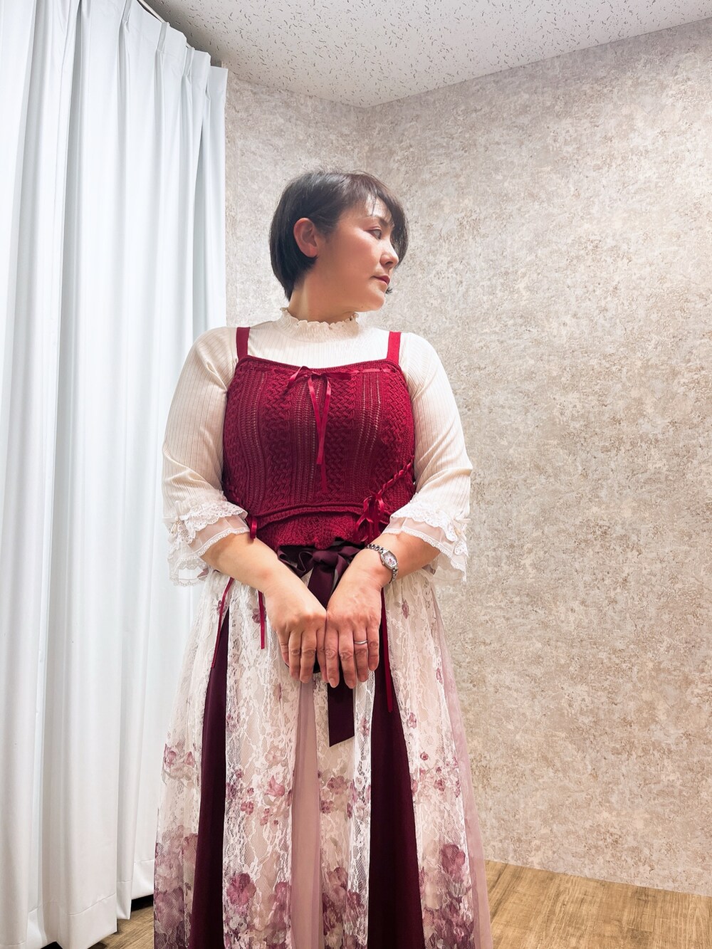 「春色、春めき満開コーデ、大人カジュアル、お出かけコーデ、axes femme、スカートスタイル、大人かわいい、ゆるシルエット」｜「axes femmeのカットワークレースサンダル（サンダル、ホワイト系）」を使った、ジョーさん（レディース・161cm）の春コーディネートの2枚目の写真
