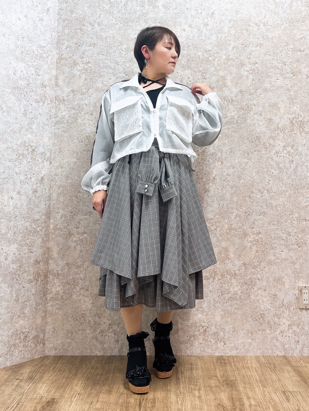 「休日スタイル、axes femme、モード、シアー、スカートスタイル、スカート、シャツ巻きスタイル、シャツ巻き風スカート」|「axes femmeのストラップレーストップス(Tシャツ/カットソー、ブラック系)」を使った、ジョーさん(レディース・161cm)の春コーディネートの2枚目の写真