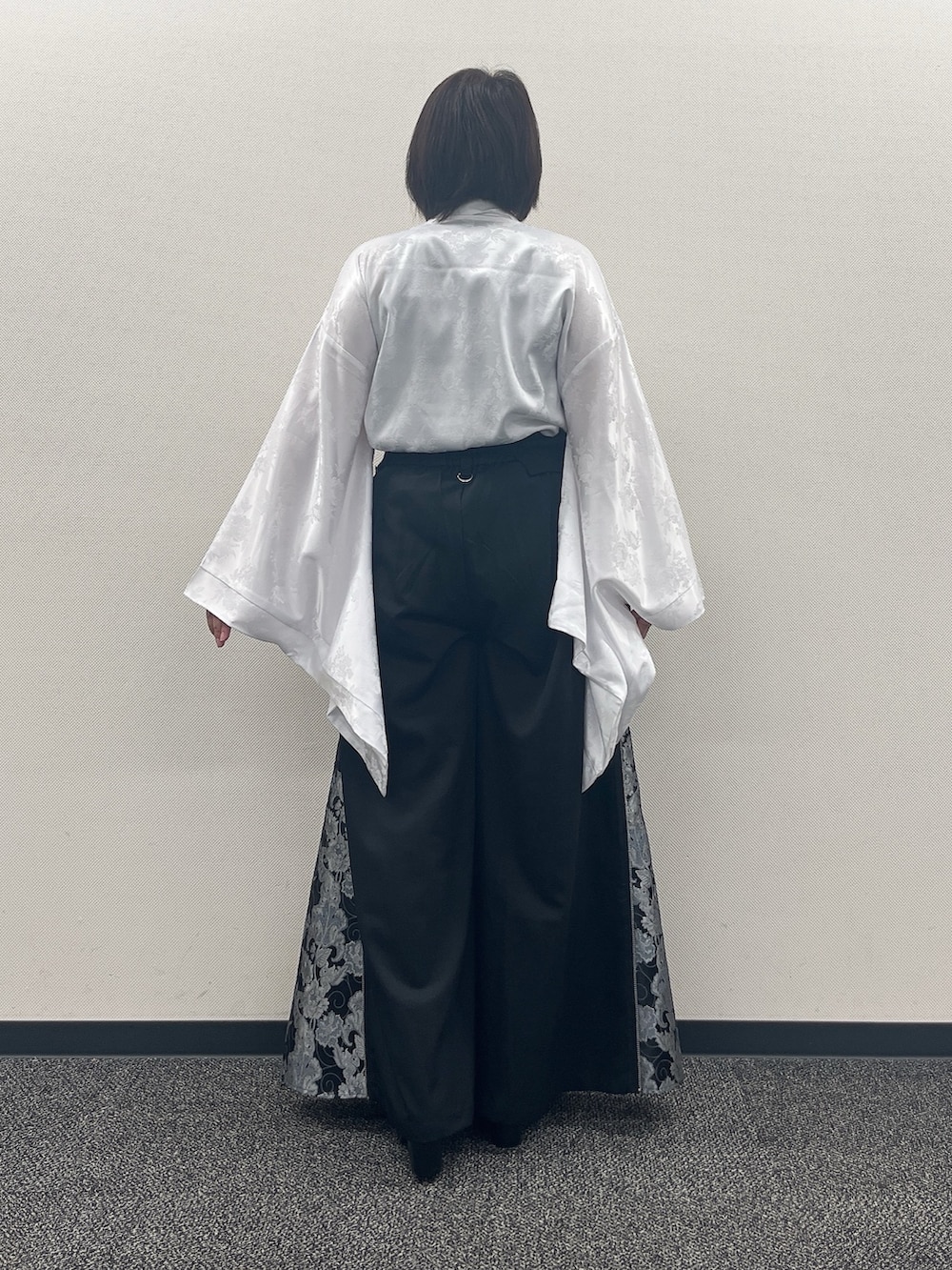 「和洋和洋、和洋折衷、和洋折衷コーデ、シャツスタイル、シャツ、シャツ好き集まれ、ワイドパンツ、ワイドシルエット」｜「REZENの花柄ジャガード和袖シャツ（シャツ/ブラウス、ブラック系）」を使った、ジョーさん（レディース・161cm）の夏コーディネートの4枚目の写真
