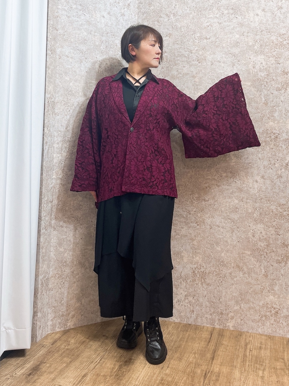 「シャツスタイル、axes femme、AXES-X、REZEN、春服コーデ、大人コーデ、いいね、save、フォローお願いします🤑、おでかけコーデ、40代ファッション、和洋折衷、和テイスト、和」｜「axes femmeのレースハイカットスニーカー（スニーカー、ブラック系）」を使った、ジョーさん（レディース・161cm）の春コーディネートの2枚目の写真