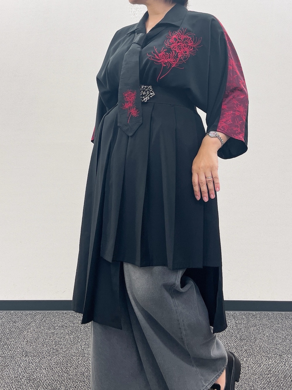 「彼岸花、和洋折衷、和洋折衷コーデ、和柄、和柄シャツ、axes femme、REZEN」｜「REZENの彼岸花刺繍半袖シャツ（シャツ/ブラウス、レッド系）」を使った、ジョーさん（レディース・161cm）の夏コーディネートの4枚目の写真