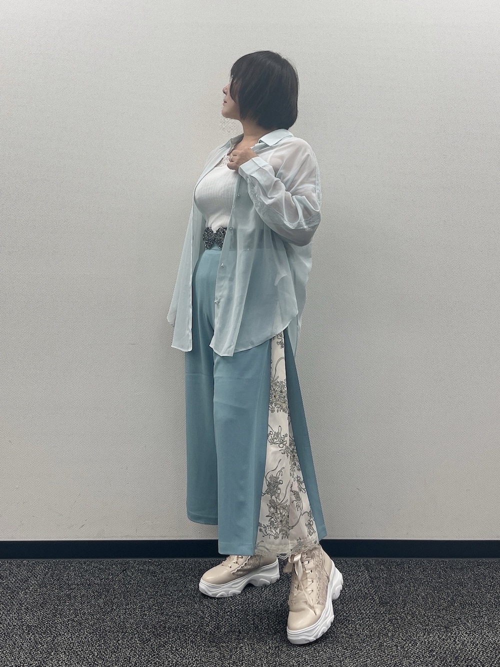 「シアーシャツ、シアー、夏ルックで気分アップ、休日スタイル、axes femme、夏服コーデ、シンプルスタイル、パンツスタイル、大人ファッション、おしゃれさんと繋がりたい、夏ファッション」｜「axes femmeのラメシアーシャツ（シャツ/ブラウス、グリーン系）」を使った、ジョーさん（レディース・161cm）の夏コーディネートの5枚目の写真