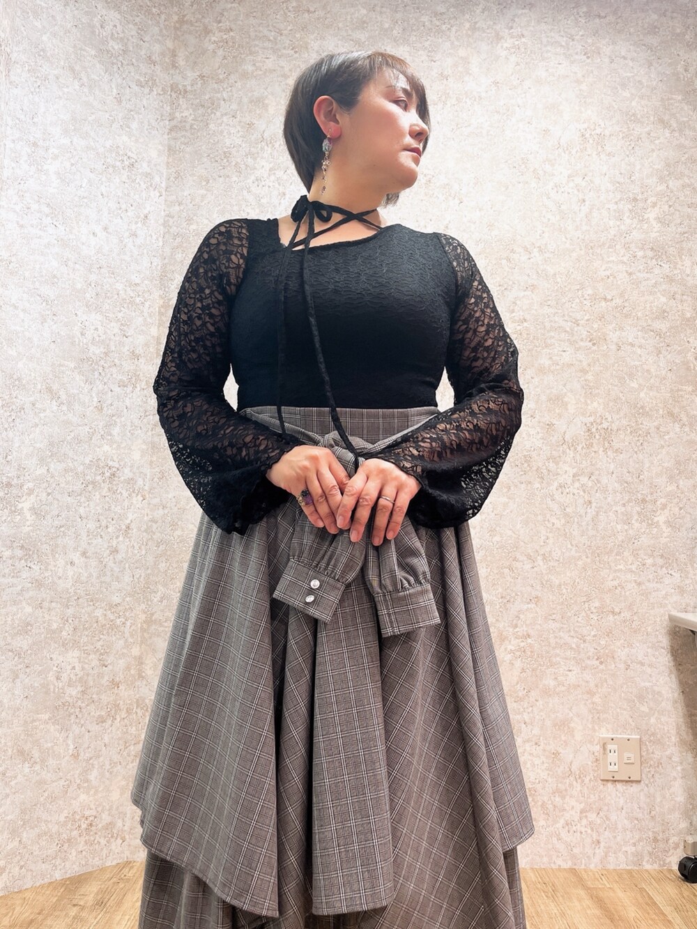 「axes femme、おでかけコーデ、大人カジュアルコーデ、いいね、save、フォローお願いします🤑、お出かけコーデ、レース、シャツ風スカート」｜「axes femmeのＦＡＶミニローズリング（リング、パープル系）」を使った、ジョーさん（レディース・161cm）の春コーディネートの2枚目の写真