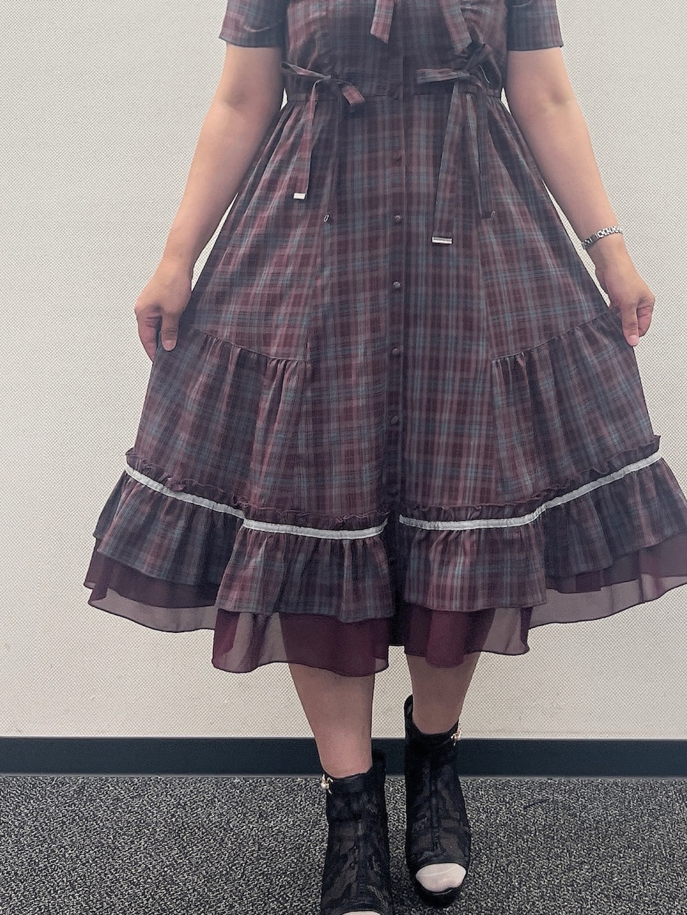 「チェック、チェック柄に恋してる、ワンピース、夏ルックで気分アップ、axes femme、夏コーデ、お出かけコーデ、レディースファッション、夏服コーデ、夏、フェミニンコーデ」｜「axes femmeのオープントゥレースブーツ（ブーツ、ブラック系）」を使った、ジョーさん（レディース・161cm）の夏コーディネートの4枚目の写真