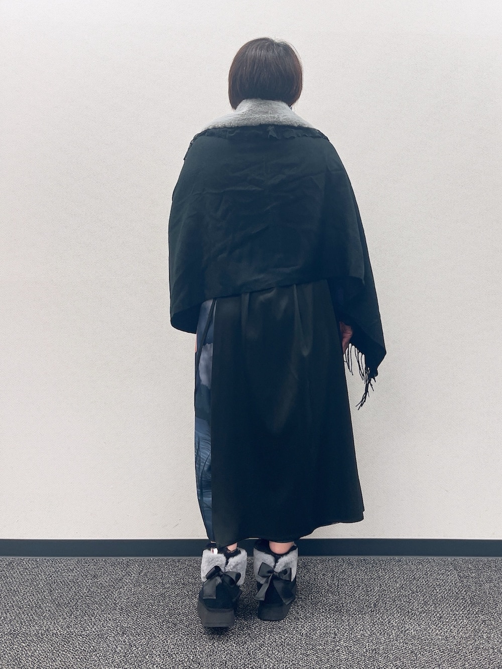 レッド系のニット/セーター、ブラック系のTシャツ/カットソー、ブラック系のその他パンツを着用したレディースの秋コーディネートの5枚目の写真