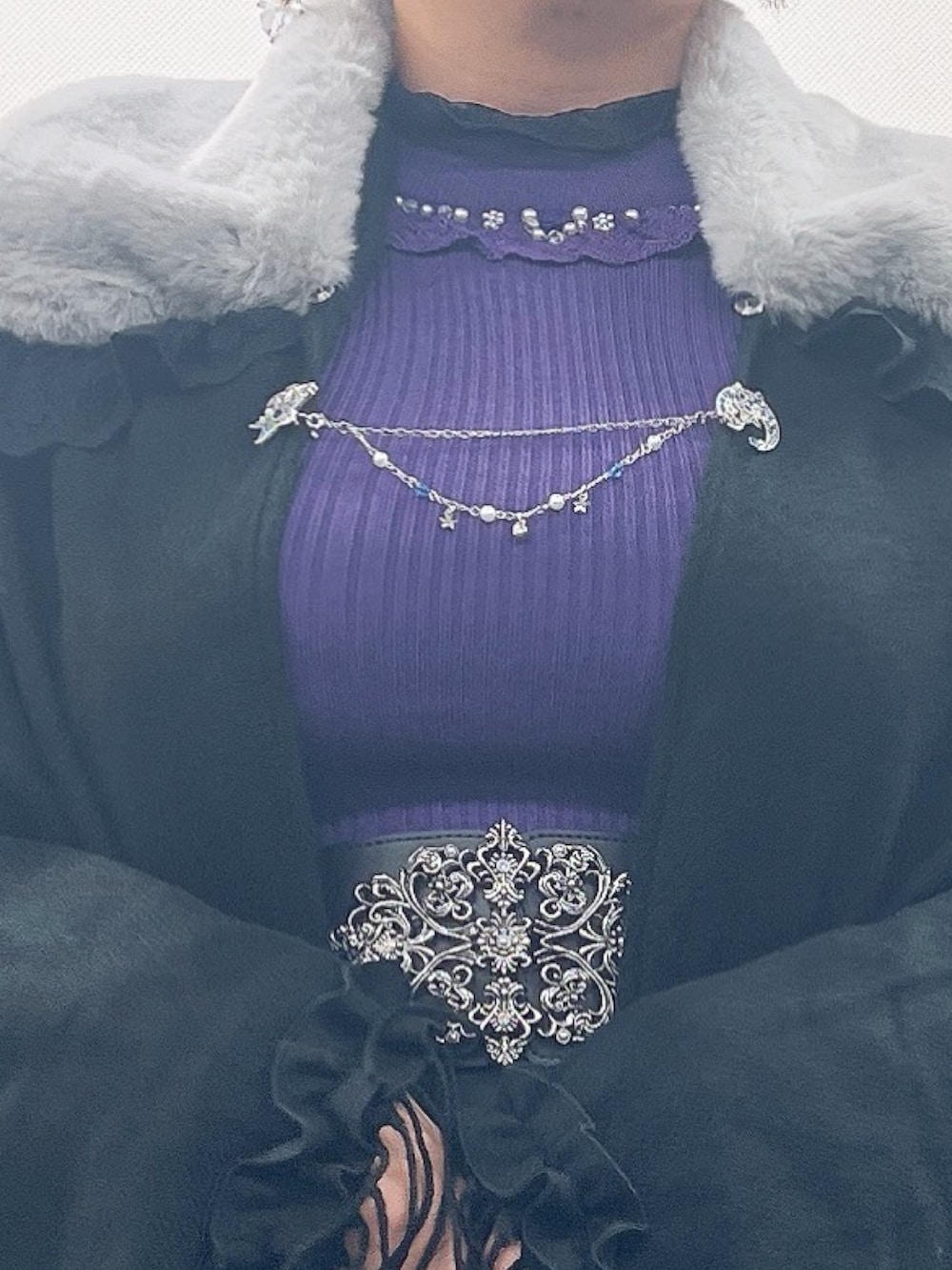 レッド系のニット/セーター、ブラック系のTシャツ/カットソー、ブラック系のその他パンツを着用したレディースの秋コーディネートの2枚目の写真