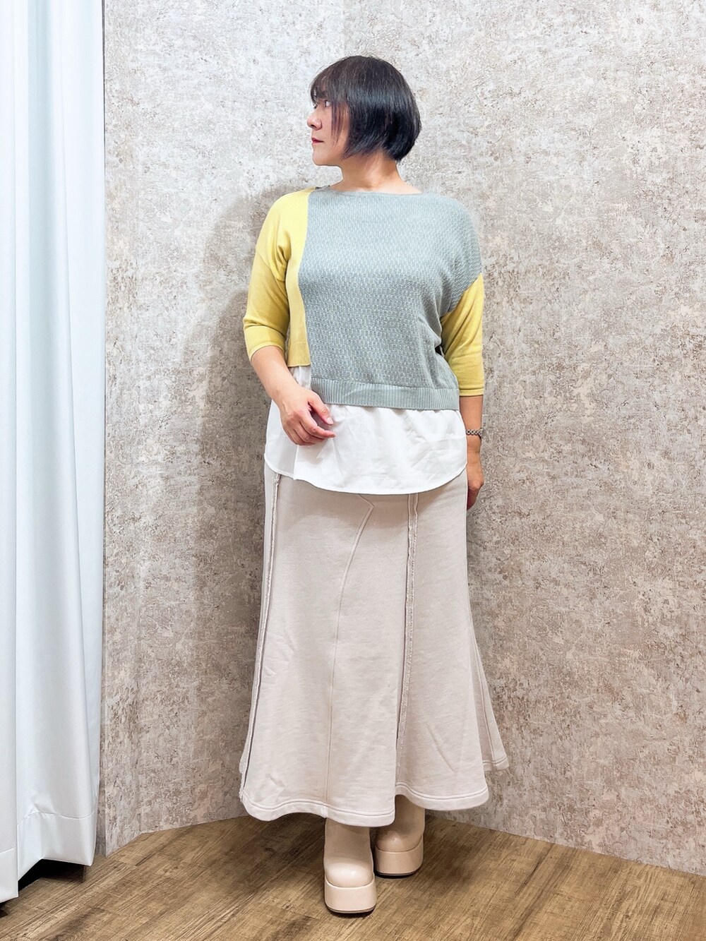 「春色、axes femme、シンプルスタイル、大人カジュアルコーデ、お出かけコーデ、春先取り、春服みてみて、ママファッション、40代ファッション」｜「axes femmeの薔薇エンボス厚底ブーツ（ブーツ、ホワイト系）」を使った、ジョーさん（レディース・161cm）の春コーディネートの6枚目の写真