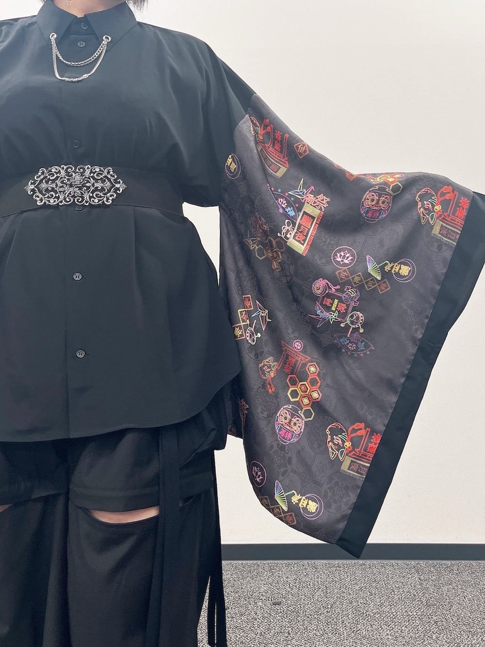 「和洋折衷、和洋ミックス、和洋折衷コーデ、黒、黒コーデ、サイバーパンク、着物袖、axes femme、REZEN、ブラックコーデ、おしゃれさんと繋がりたい、パンツスタイル、いいね、save、フォローお願いします🤑」｜「axes femmeのローズモチーフ太幅ゴムベルト（ベルト、シルバー系）」を使った、ジョーさん（レディース・161cm）の夏コーディネートの4枚目の写真