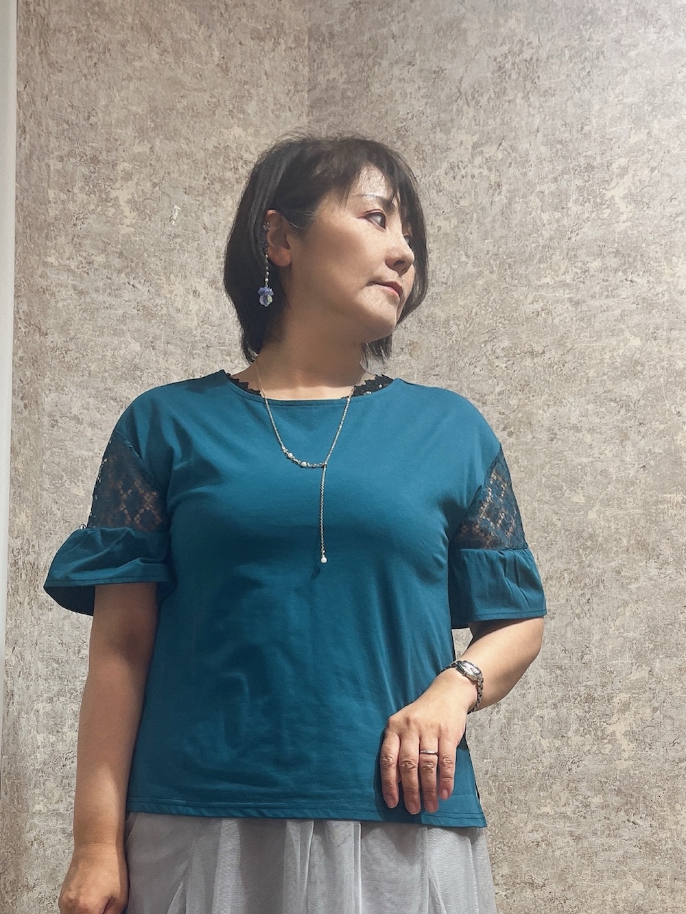 「ネックレス付き、接触冷感、接触冷感Tシャツ、接触冷感素材、接触冷感機能付き、チュールスカート、フェミニン×カジュアル、夏ルックで気分アップ、休日スタイル、シンプルコーデ、きれいめカジュアル、夏コーデ、お出かけコーデ、axes femme、レディースファッション」｜「axes femmeの裾レースチュールスカート（スカート、グレー系）」を使った、ジョーさん（レディース・161cm）の夏コーディネートの3枚目の写真