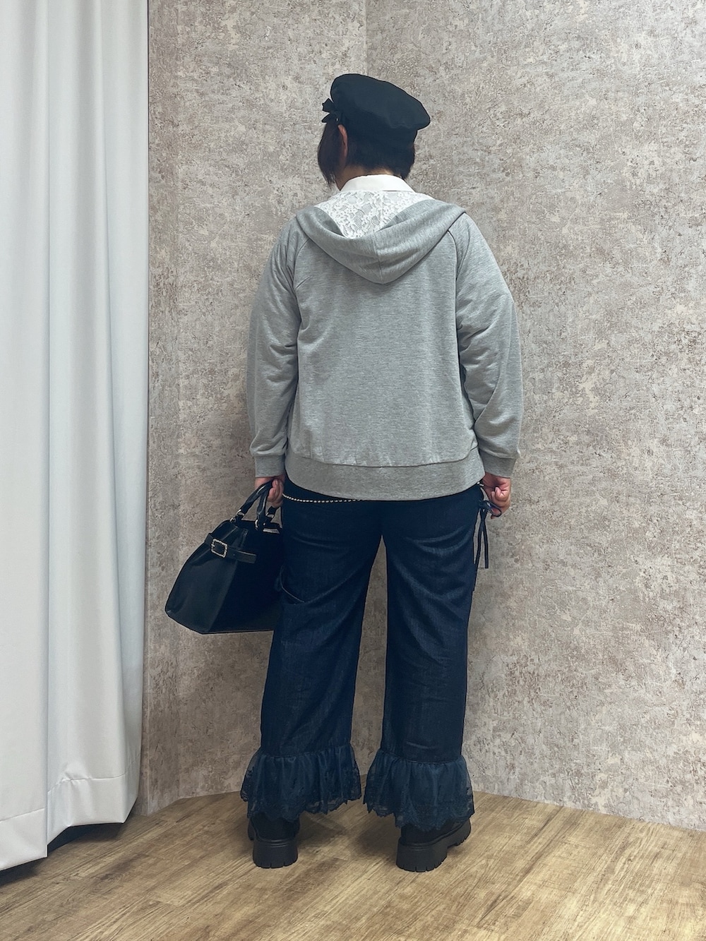 「秋服準備はじめました、axes femme、休日スタイル、デニム、初秋コーデ、オトナカジュアル、ラクチンコーデ、今から使える秋の先取りコーデ、パンツスタイル、秋先取りコーデ、おしゃれさんと繋がりたい」|「axes femmeのバックル使いワークブーツ(ブーツ、ブラック系)」を使った、ジョーさん(レディース・161cm)の夏コーディネートの7枚目の写真