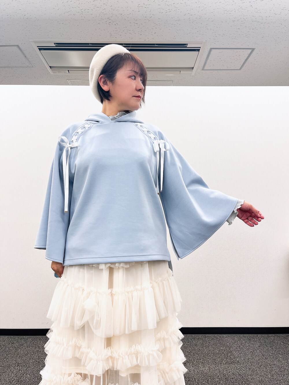 「axes femme、大人かわいい、春服、ラクチンコーデ、春、休日スタイル、オトナカワイイ、ママファッション、お洒落さんとつながりたい、ゆったり、ゆったりシルエット、ふわふわ、ふわふわスカート、ぼうしかぶってみた、40代ファッション」|「axes femmeの2WAYラメリブプルオーバー(Tシャツ/カットソー、ホワイト系)」を使った、ジョーさん(レディース・161cm)の冬コーディネートの3枚目の写真