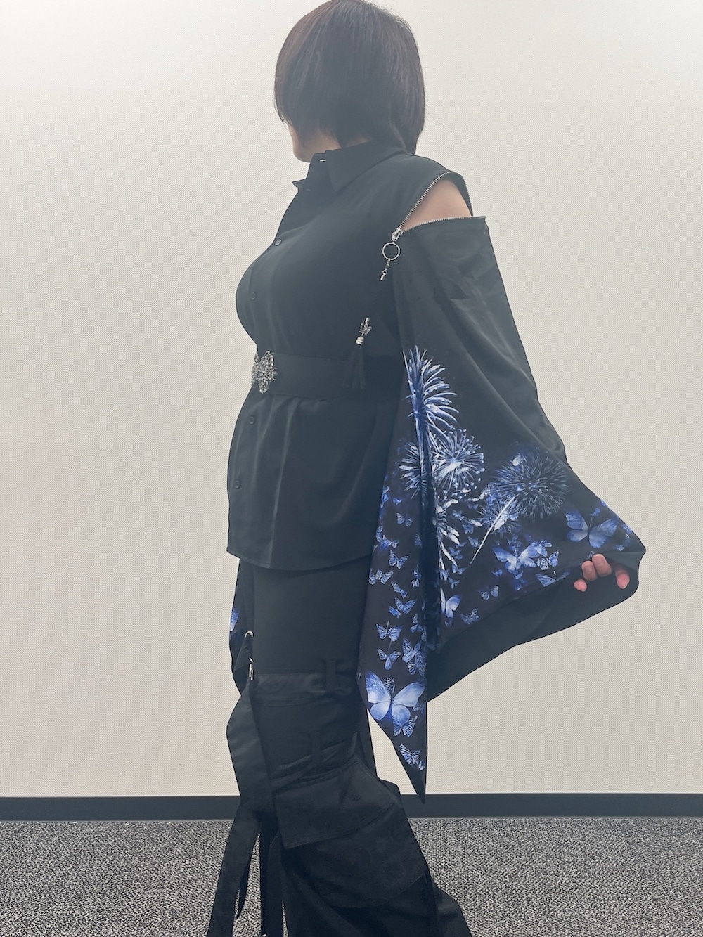 「和袖、花火柄シャツ、花火、花火大会コーデ、花火コーデ、和洋折衷、和洋折衷コーデ、クール、モード系、モードスタイル、REZEN、おしゃれさんと繋がりたい」｜「REZENの和柄ＪＱベルト付カーゴパンツ（その他パンツ、ブラック系）」を使った、ジョーさん（レディース・161cm）の夏コーディネートの5枚目の写真