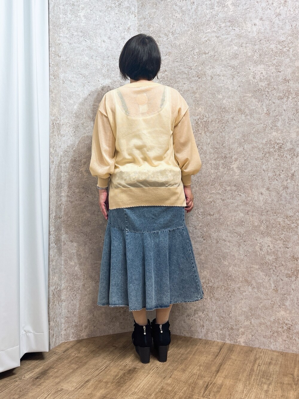 「イエローコーデ、イエロー、シアー、デニムスカート、最近のいい感じコーデ、大人カジュアル、axes femme、デニム、お出かけコーデ、マーメイドスカート、大人女子」｜「axes femmeのレースアップブーサン（サンダル、ブラック系）」を使った、ジョーさん（レディース・161cm）の春コーディネートの7枚目の写真
