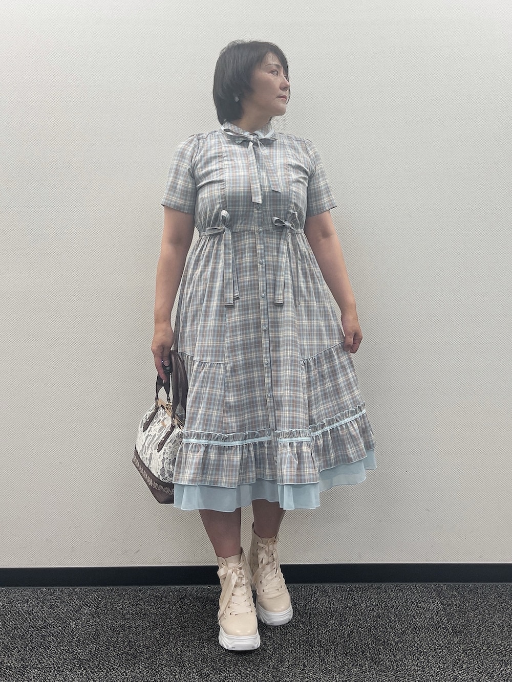 「チェック、チェック柄に恋してる、チェックワンピース、axes femme、夏コーデ、お出かけコーデ、夏物、夏服コーデ」｜「axes femmeのレース重ねがま口ボストン（ボストンバッグ、ブラウン系）」を使った、ジョーさん（レディース・161cm）の夏コーディネートの2枚目の写真