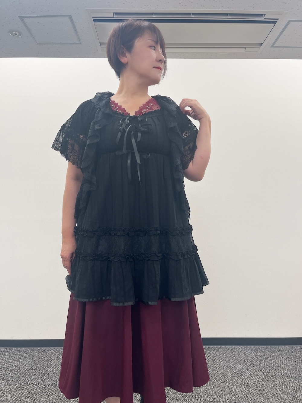 「ブラック×赤、ブラックフェミニン、ゆったりシルエット、ゆったり、ゆったりチュニック、axes femme、夏コーデ、夏、夏服コーデ、ブラックコーデ、お出かけコーデ、大人かわいい」｜「axes femmeのチュールレースアップブーツ（ブーツ、ブラック系）」を使った、ジョーさん（レディース・161cm）の夏コーディネートの3枚目の写真