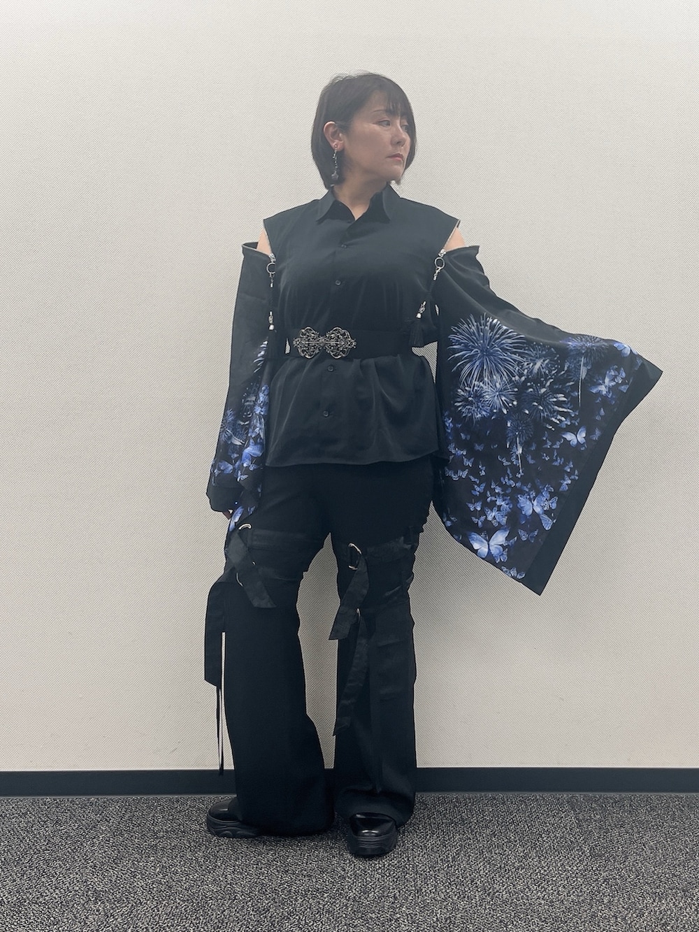 「和袖、花火柄シャツ、花火、花火大会コーデ、花火コーデ、和洋折衷、和洋折衷コーデ、クール、モード系、モードスタイル、REZEN、おしゃれさんと繋がりたい」｜「REZENの和柄ＪＱベルト付カーゴパンツ（その他パンツ、ブラック系）」を使った、ジョーさん（レディース・161cm）の夏コーディネートの2枚目の写真