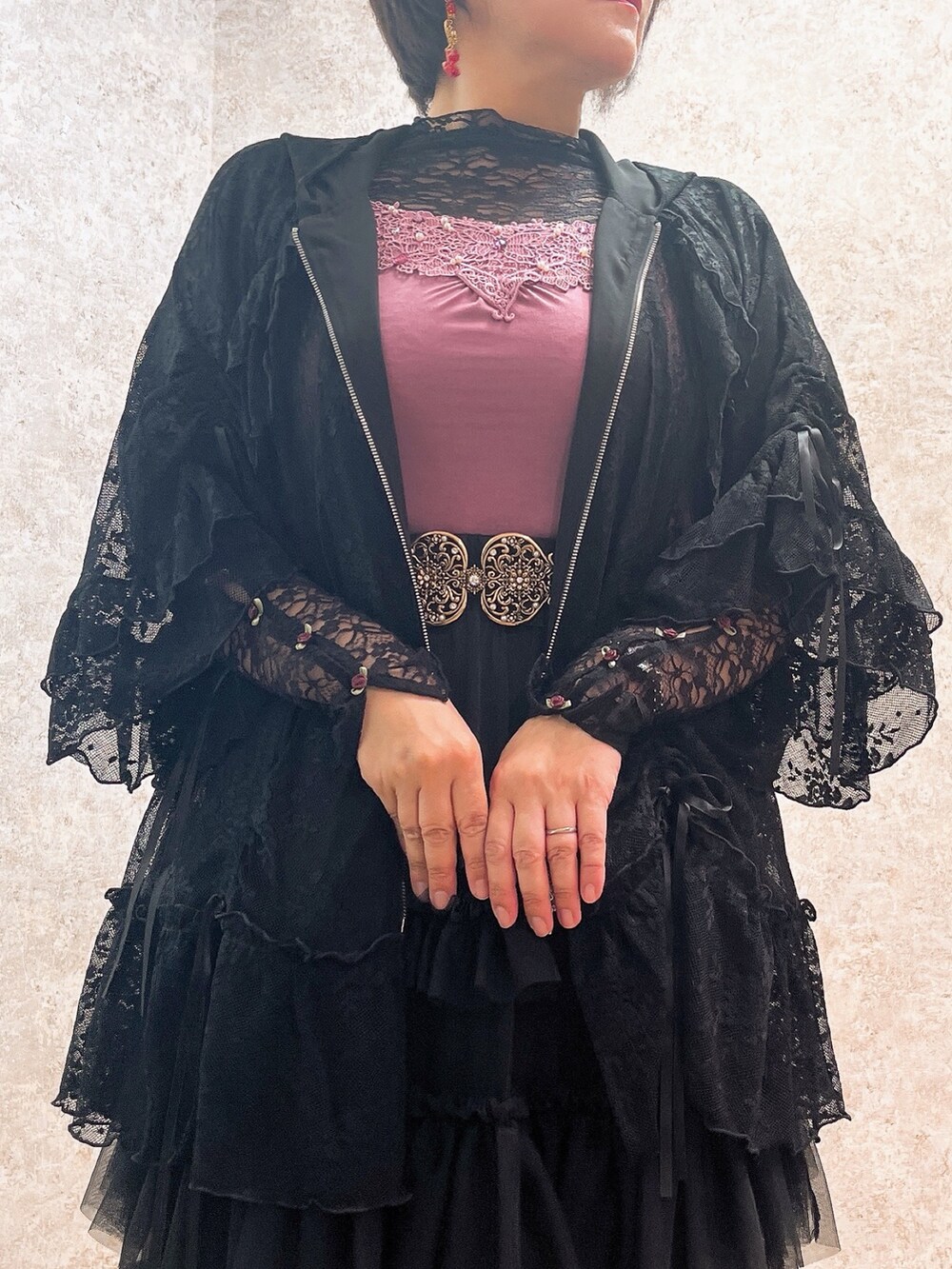 「最近のいい感じコーデ、サンダル、お出かけコーデ、axes femme、大人コーデ、おでかけコーデ、おしゃれさんと繋がりたい」｜「axes femmeのプチローズレーストップス（Tシャツ/カットソー、ブラック系）」を使った、ジョーさん（レディース・161cm）の春コーディネートの2枚目の写真