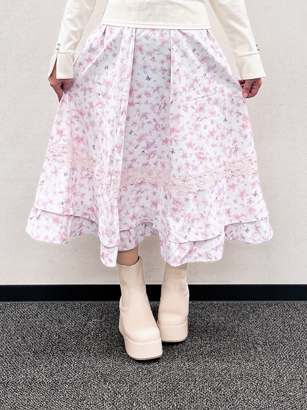 「axes femme、春先取り、おでかけコーデ、春カラー、おしゃれさんと繋がりたい、大人可愛い、休日スタイル、初春コーデ、女子会コーデ、大人かわいい、お出かけコーデ、お洒落さんとつながりたい、桜、桜色、花見」|「axes femmeのサクラ刺繍リボンブラウス(シャツ/ブラウス、ピンク系)」を使った、ジョーさん(レディース・161cm)の冬コーディネートの6枚目の写真
