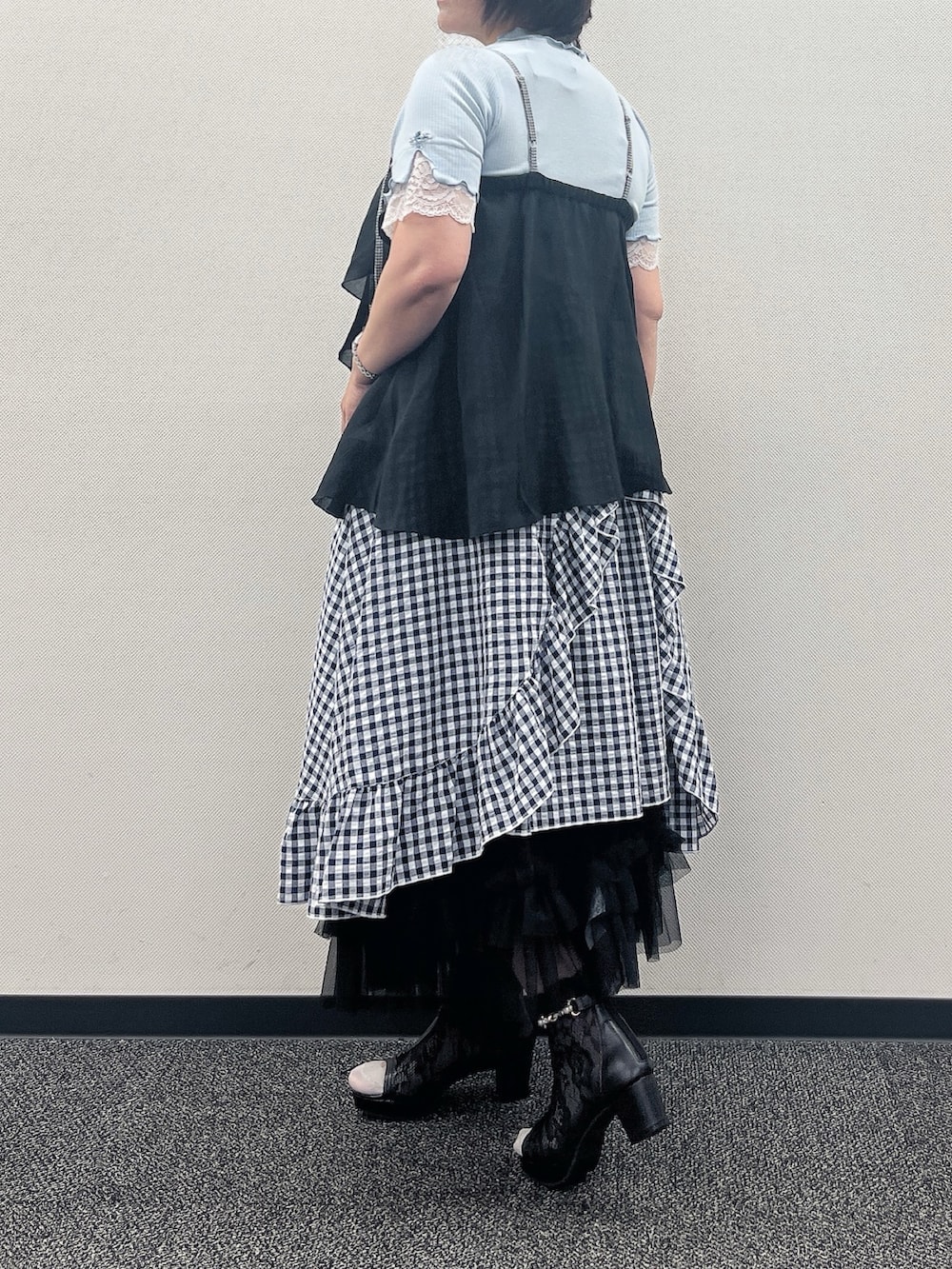 「夏ルックで気分アップ、axes femme、夏コーデ、夏服コーデ、ゆるシルエット、夏服、大人カジュアルコーデ、夏物、レディースファッション、ゆったり、ゆったりコーデ」｜「axes femmeのドレープフリルキャミビスチェ（Tシャツ/カットソー、ブラック系）」を使った、ジョーさん（レディース・161cm）の夏コーディネートの4枚目の写真