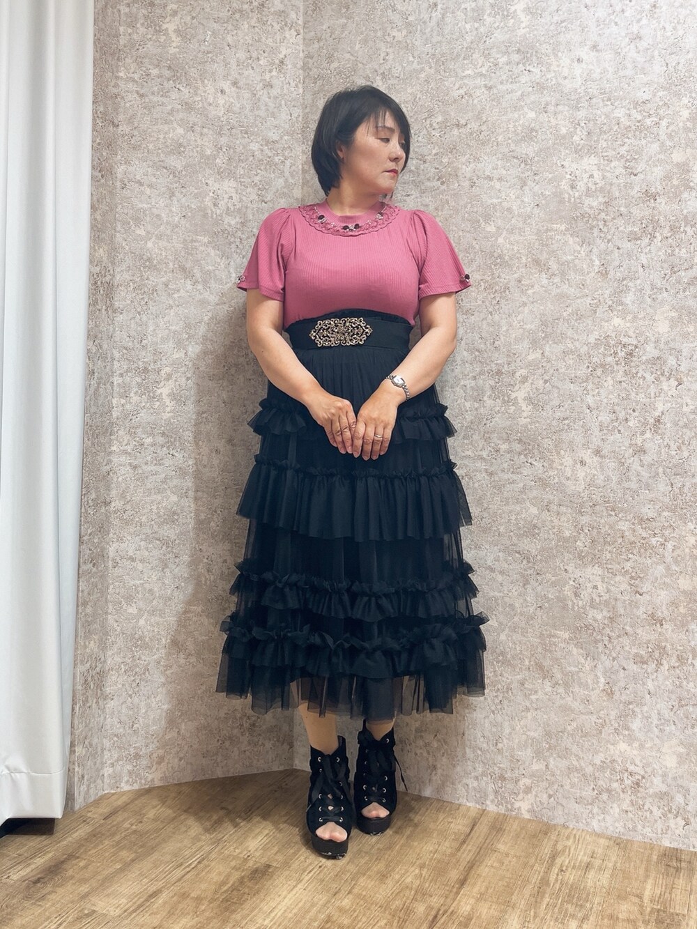 「薔薇刺繍、薔薇、レイヤードスタイル、夏コーデ、axes femme、夏服、オトナ女子、ブラック、レイヤード」｜「axes femmeのレースアップブーサン（サンダル、ブラック系）」を使った、ジョーさん（レディース・161cm）の夏コーディネートの2枚目の写真